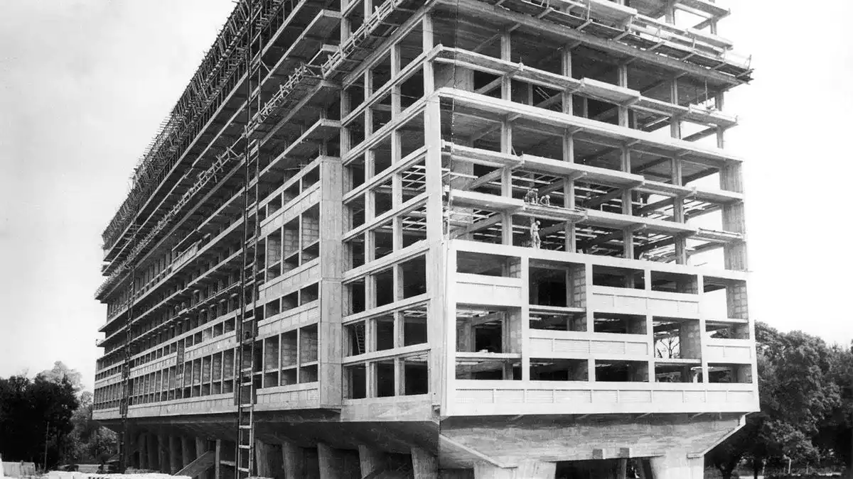 Photo en noir et blanc de la Cité Radieuse en construction avec des échafaudages
