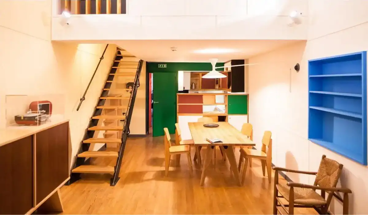 L'intérieur d'un appartement meublé dans un style années 50