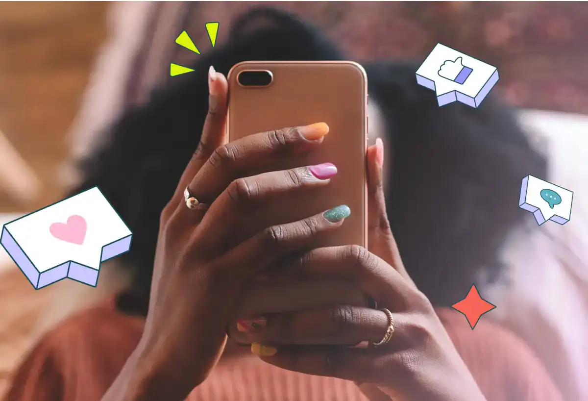 Femme tenant un téléphone devant son visage avec des pictogrammes de like, cœur et commentaire autour