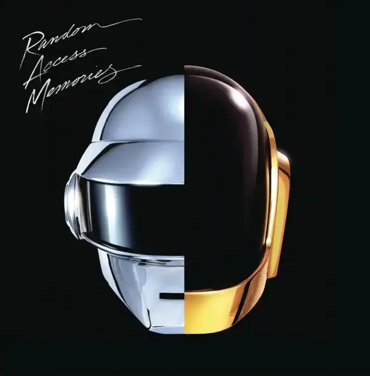 Deux moitiés de casque futuristes assemblées, avec le titre de l'album « Random Access Memories »