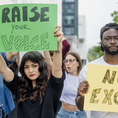 Jeunes tenant des pancartes dans une manifestation