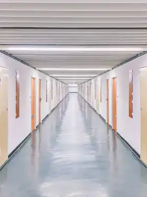 Couloir très lumineux et moderne