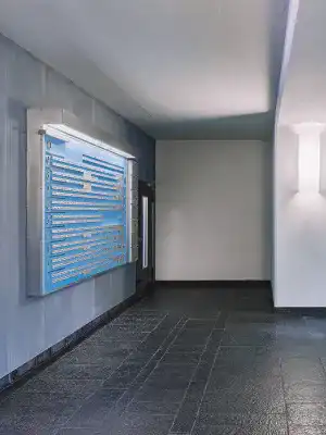 Hall d'entrée moderne avec panneau explicatif bleu
