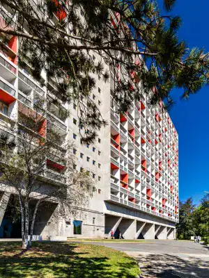 Façade de l'unité d'habitation de Firminy derrière un arbre