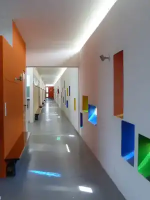 Couloir moderne et coloré