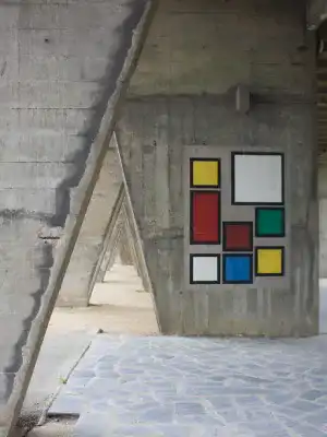 Mosaïque sur un pied en béton du bâtiment